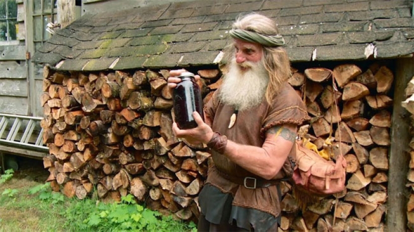 He lives in the woods, doesn't wear shoes and brushes his teeth with a pine cone He lives in the woods, doesn't wear shoes and brushes his teeth with a pine cone