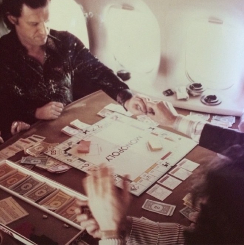 Hefstagram - the retro-instagram of the main playboy of the planet