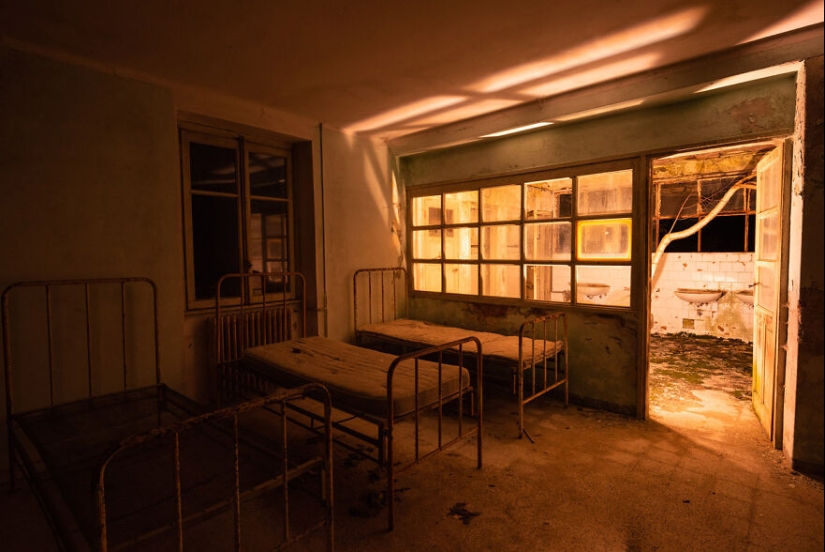 Here Are My 14 New Pics Which I Took At Abandoned Places At Night Using A Lot Of Light