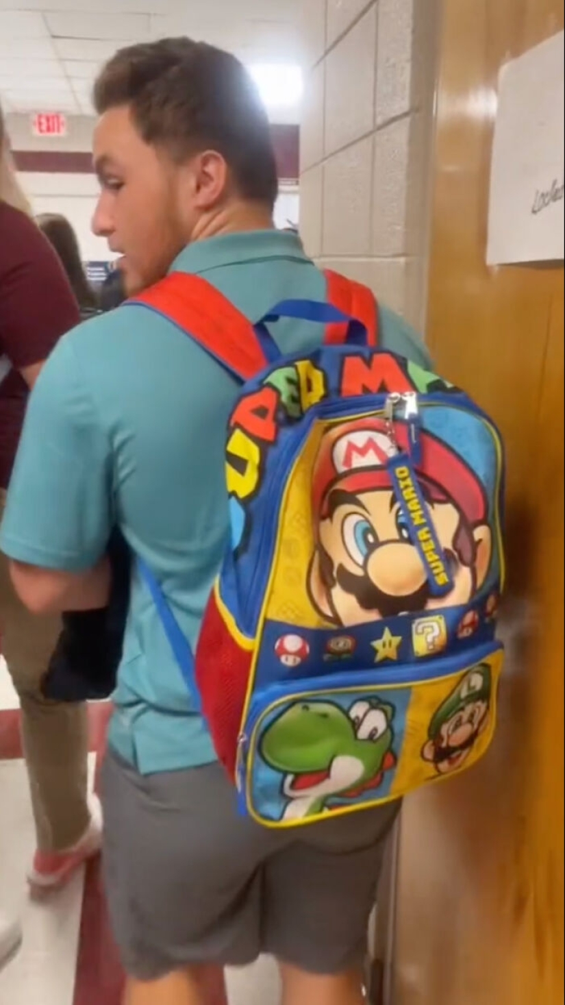 High School Seniors Are Rocking Kindergarten Backpacks To School High School Seniors Are Rocking Kindergarten Backpacks To School