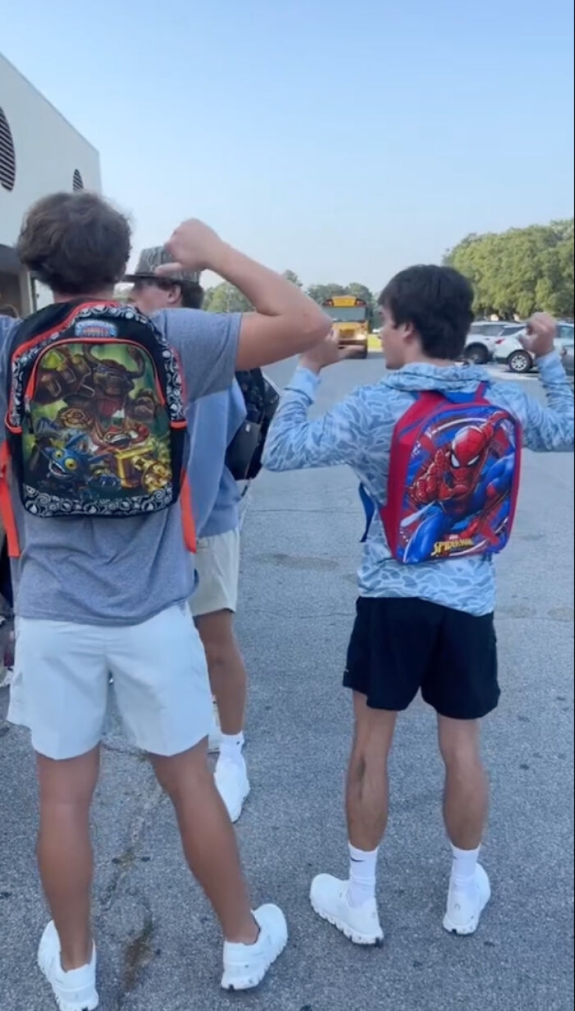 High School Seniors Are Rocking Kindergarten Backpacks To School High School Seniors Are Rocking Kindergarten Backpacks To School