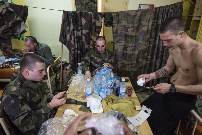 Hola, armas: un día en la vida de un recluta francés