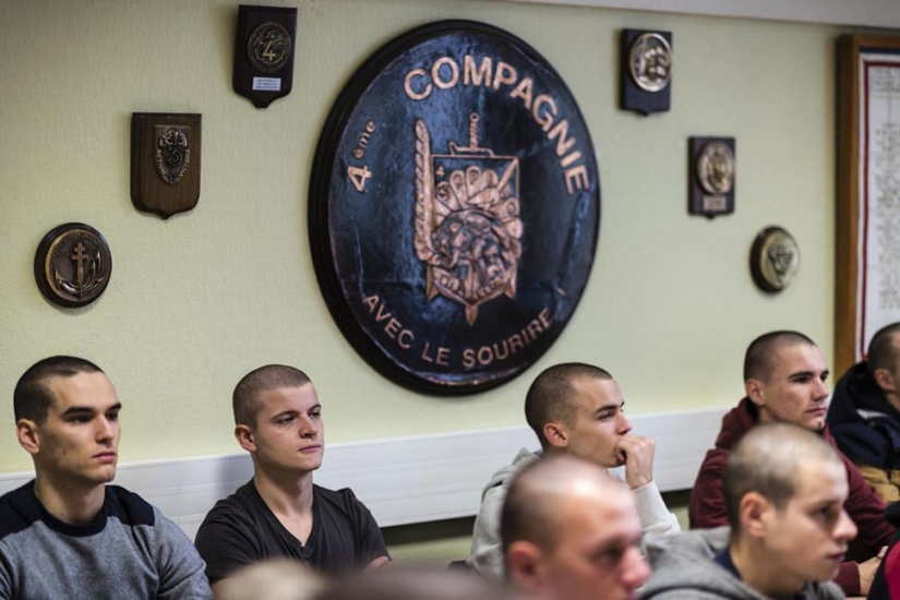 Hola, armas: un día en la vida de un recluta francés