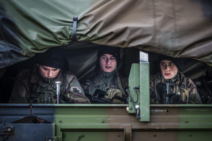 Hola, armas: un día en la vida de un recluta francés