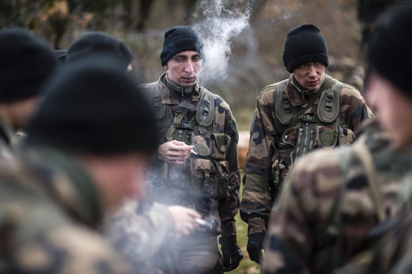 Hola, armas: un día en la vida de un recluta francés