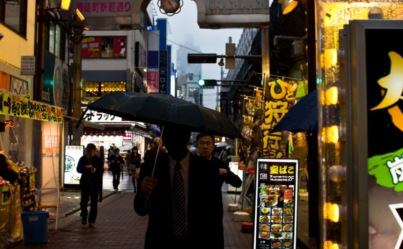 Hombre-máquina: la vida tragicómica de un plancton de oficina japonés