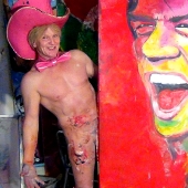 Hombre pintando con su pene