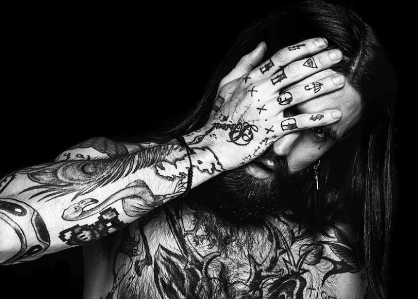 Hombres tatuados desnudos: en primer lugar, ¡es hermoso!