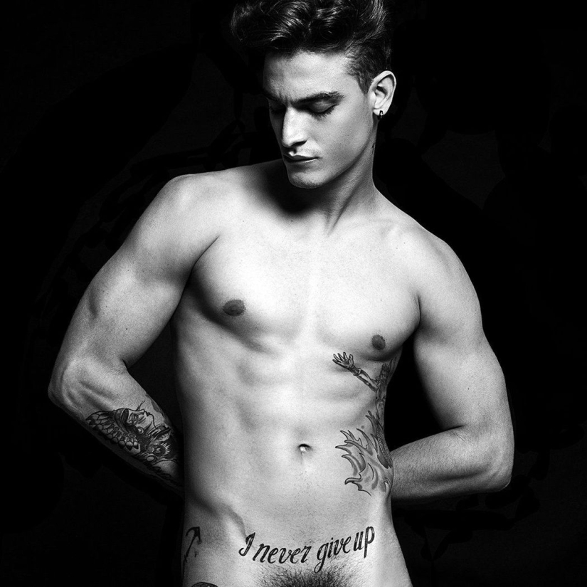 Hombres tatuados desnudos: en primer lugar, ¡es hermoso! Hombres tatuados desnudos: en primer lugar, ¡es hermoso!