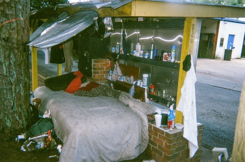 Homeless people were given 100 cameras to take pictures of their lives Homeless people were given 100 cameras to take pictures of their lives