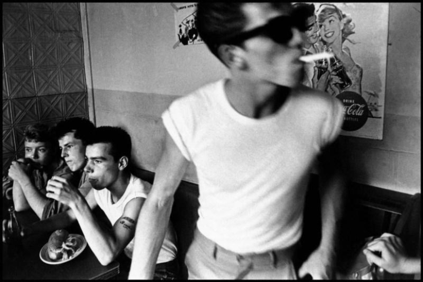 Honest and poignant photos from Bruce Davidson's album "Brooklyn Gangs: Summer 1959" Honest and poignant photos from Bruce Davidson's album "Brooklyn Gangs: Summer 1959"