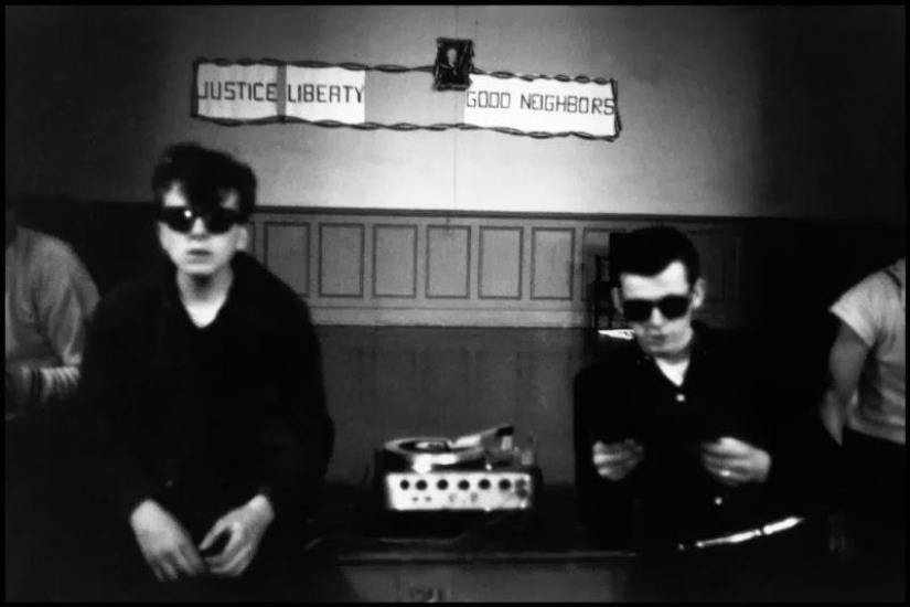 Honest and poignant photos from Bruce Davidson's album "Brooklyn Gangs: Summer 1959" Honest and poignant photos from Bruce Davidson's album "Brooklyn Gangs: Summer 1959"