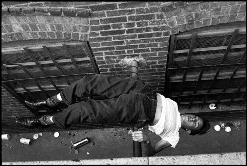 Honest and poignant photos from Bruce Davidson's album "Brooklyn Gangs: Summer 1959" Honest and poignant photos from Bruce Davidson's album "Brooklyn Gangs: Summer 1959"