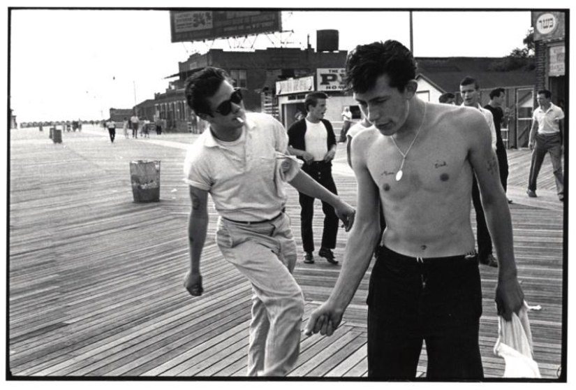 Honest and poignant photos from Bruce Davidson's album "Brooklyn Gangs: Summer 1959" Honest and poignant photos from Bruce Davidson's album "Brooklyn Gangs: Summer 1959"