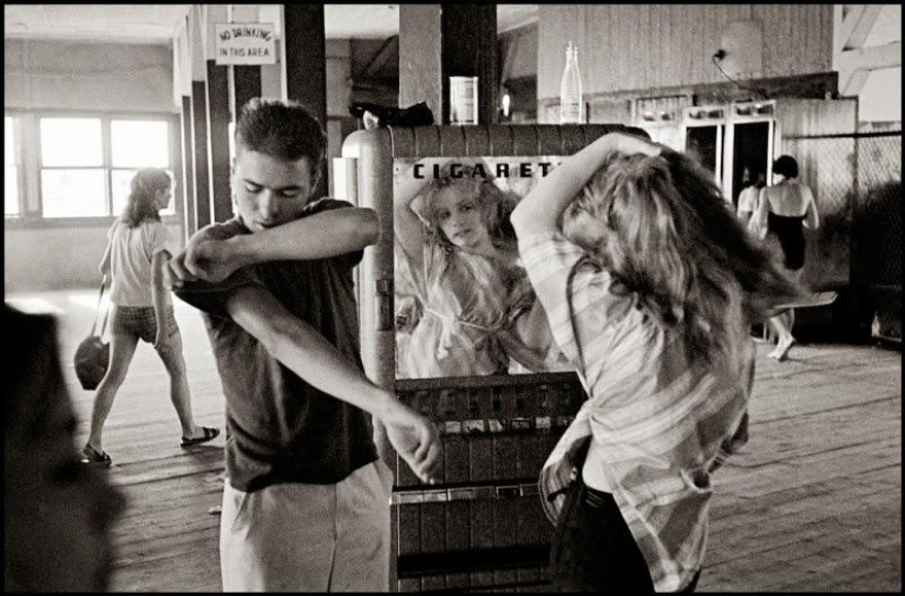 Honest and poignant photos from Bruce Davidson's album "Brooklyn Gangs: Summer 1959" Honest and poignant photos from Bruce Davidson's album "Brooklyn Gangs: Summer 1959"