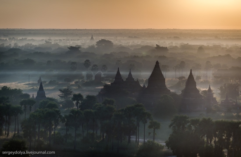 Hot air balloon flight over Bagan Hot air balloon flight over Bagan