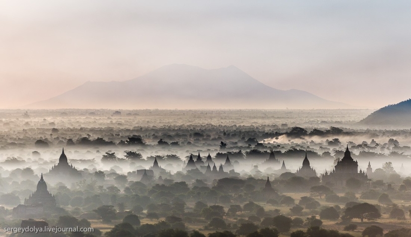 Hot air balloon flight over Bagan Hot air balloon flight over Bagan