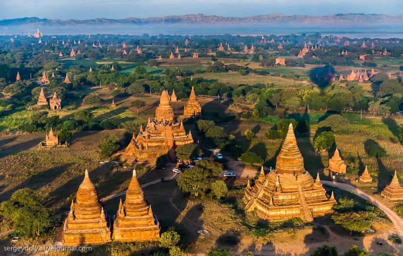 Hot air balloon flight over Bagan Hot air balloon flight over Bagan
