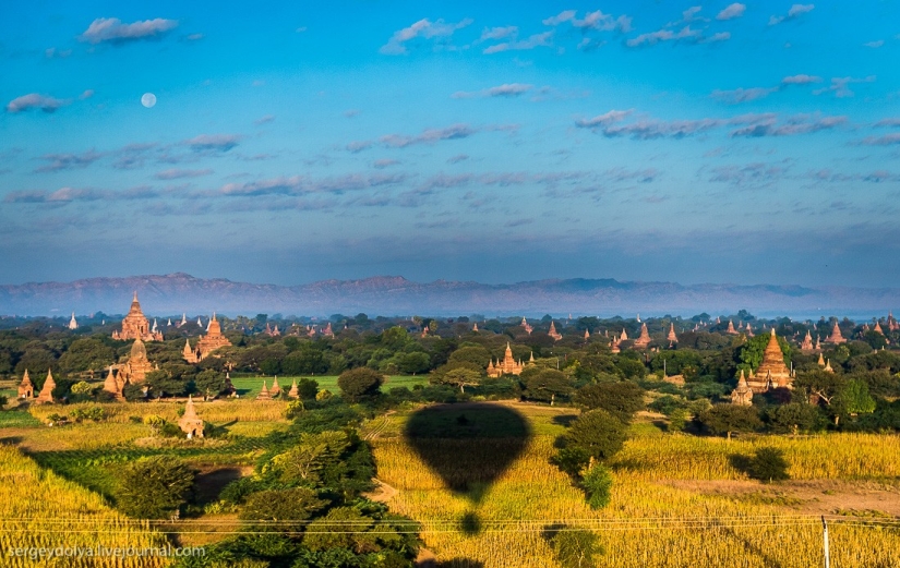 Hot air balloon flight over Bagan Hot air balloon flight over Bagan