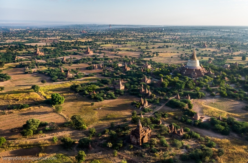 Hot air balloon flight over Bagan Hot air balloon flight over Bagan