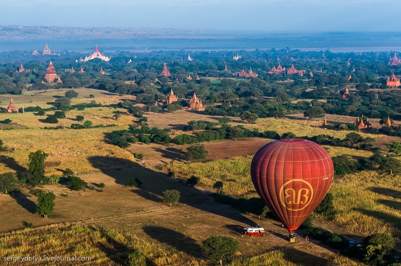 Hot air balloon flight over Bagan Hot air balloon flight over Bagan
