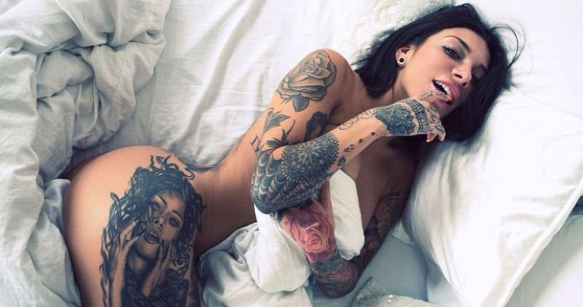 Hot Spanish tattoo model Paula Gonzalez