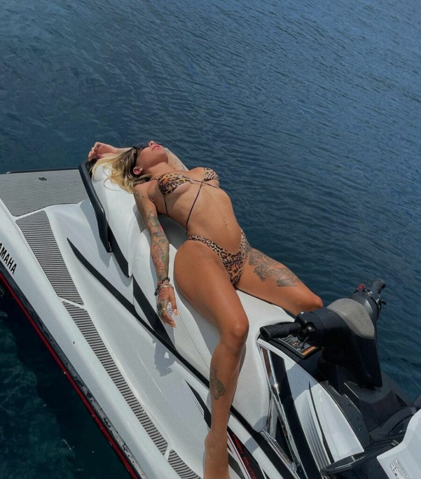 Hot Spanish tattoo model Paula Gonzalez