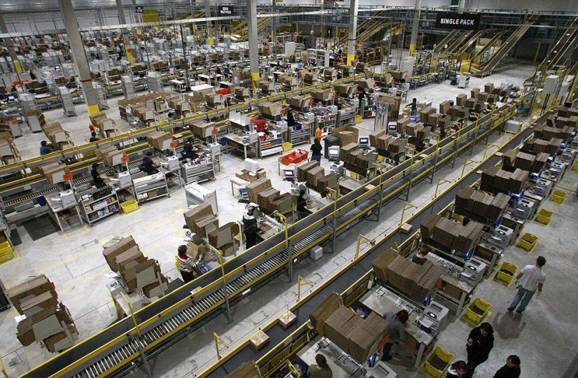 How Amazon warehouses around the world work