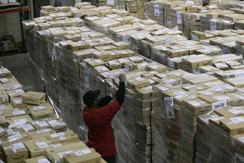 How Amazon warehouses around the world work