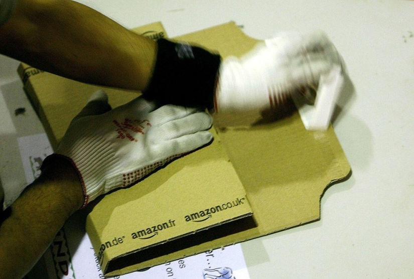 How Amazon warehouses around the world work