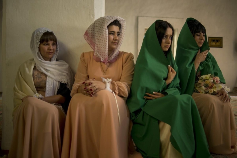 How are the weddings of the Crimean Tatars