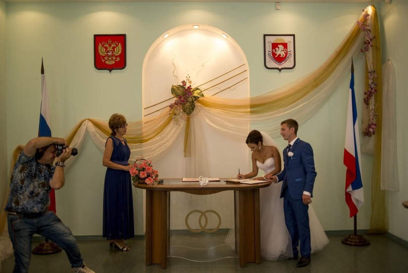 How are the weddings of the Crimean Tatars