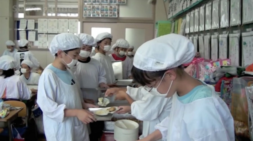 How children eat lunch at a Japanese school