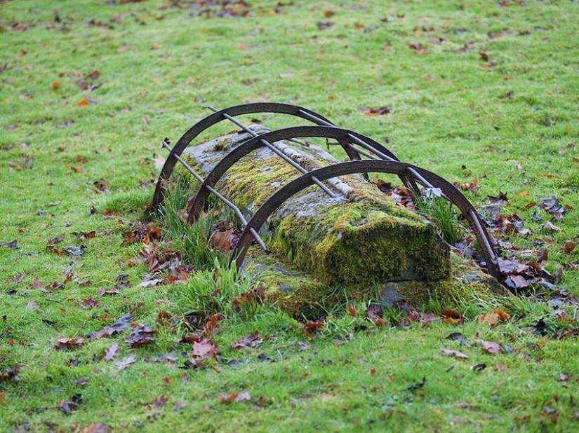 How did the British protect loved ones from body snatchers?