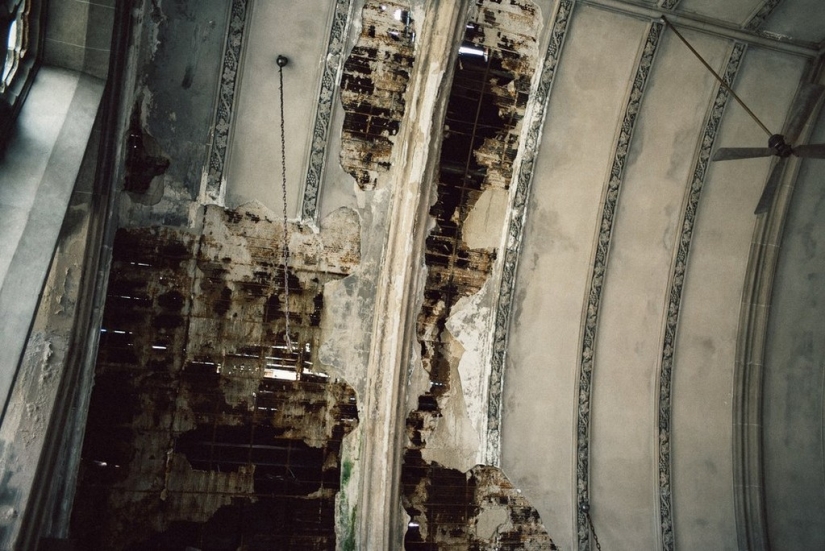 How do the inhabitants of the Detroit suburbs live?