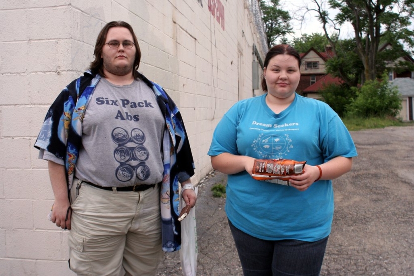 How do the inhabitants of the Detroit suburbs live?