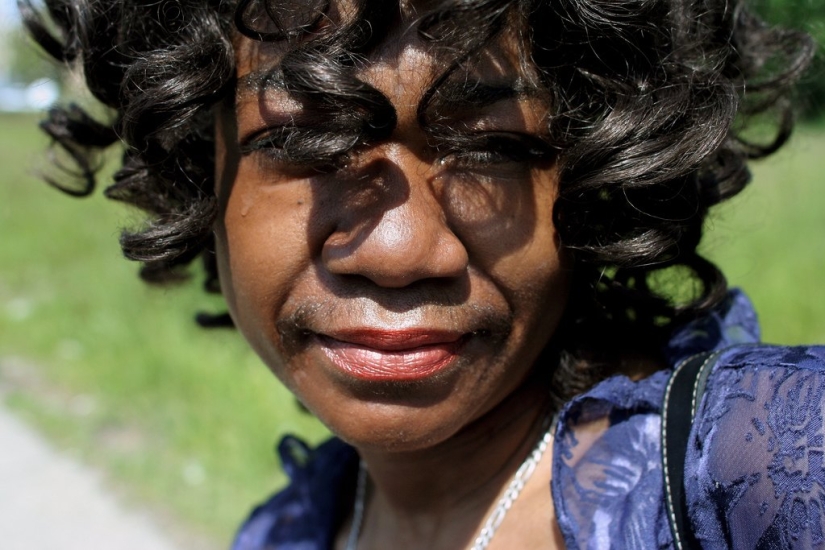 How do the inhabitants of the Detroit suburbs live?