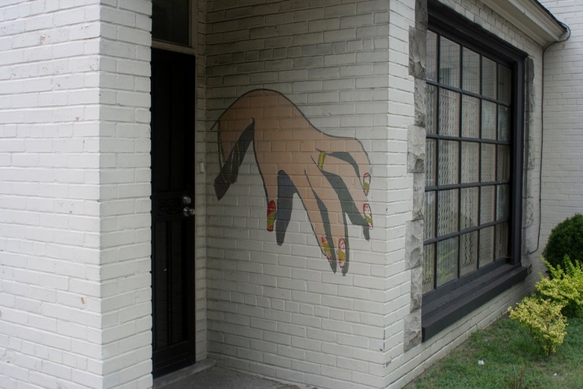 How do the inhabitants of the Detroit suburbs live?