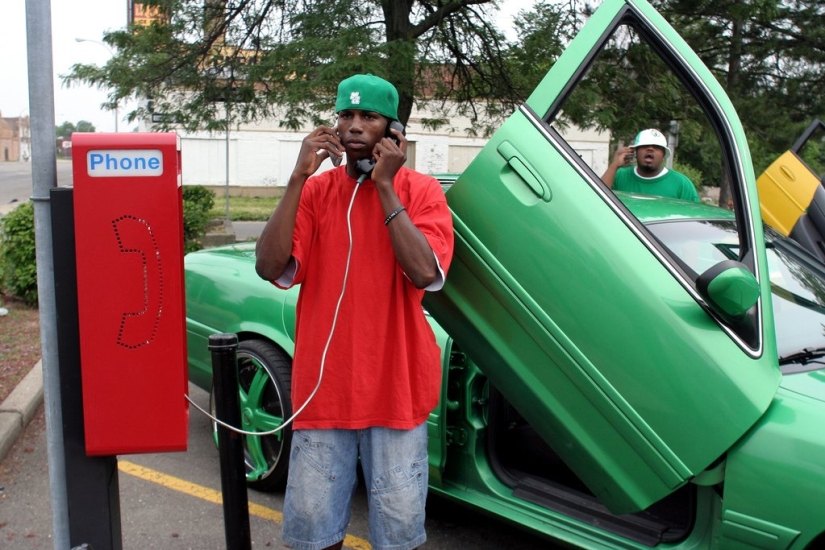 How do the inhabitants of the Detroit suburbs live?