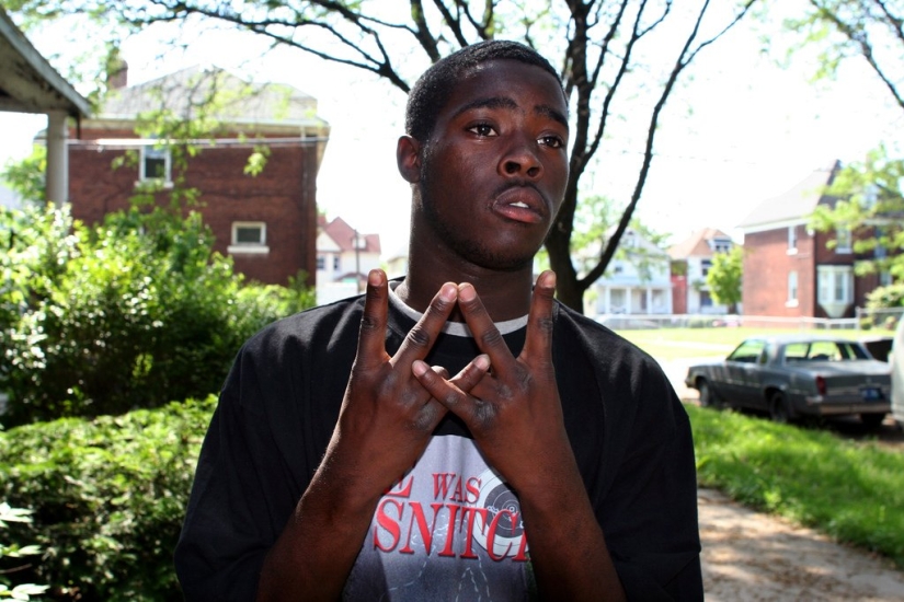 How do the inhabitants of the Detroit suburbs live?