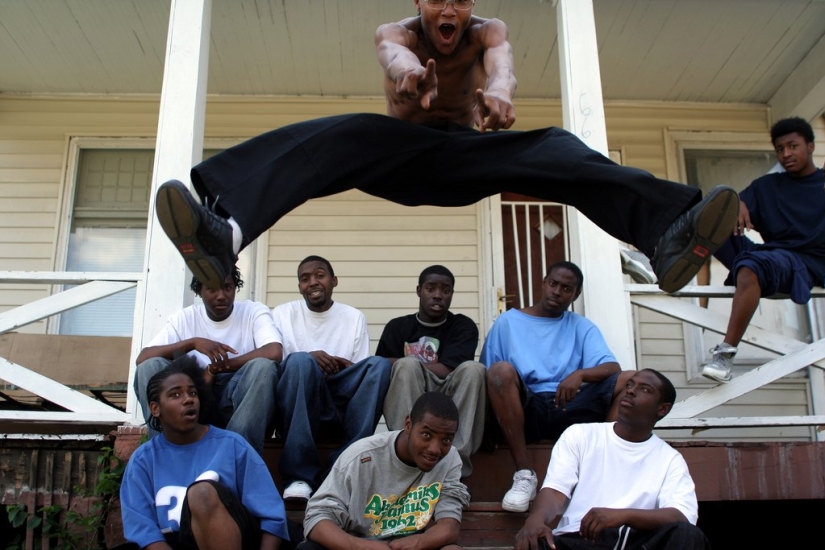 How do the inhabitants of the Detroit suburbs live?