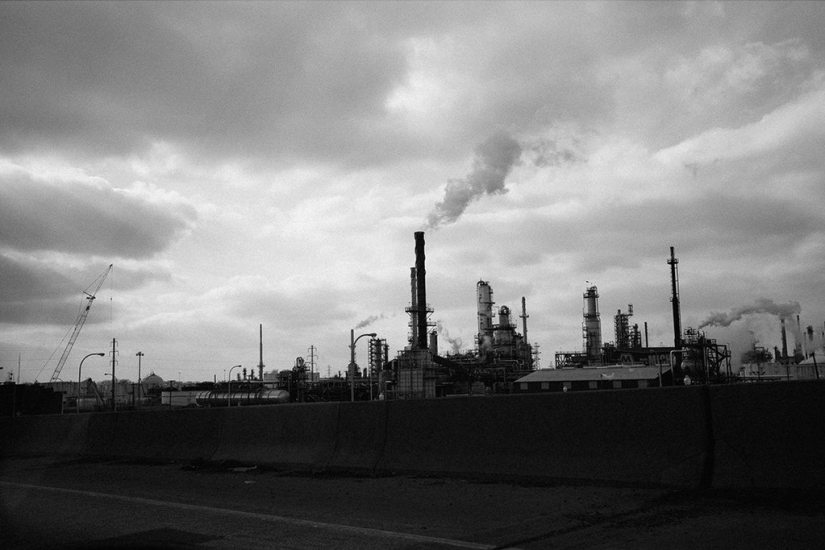 How do the inhabitants of the Detroit suburbs live?