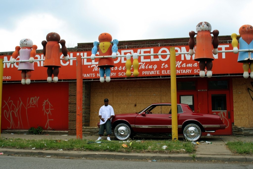 How do the inhabitants of the Detroit suburbs live?