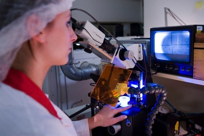 How famous Leica cameras are assembled How famous Leica cameras are assembled