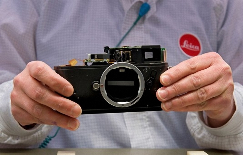 How famous Leica cameras are assembled How famous Leica cameras are assembled