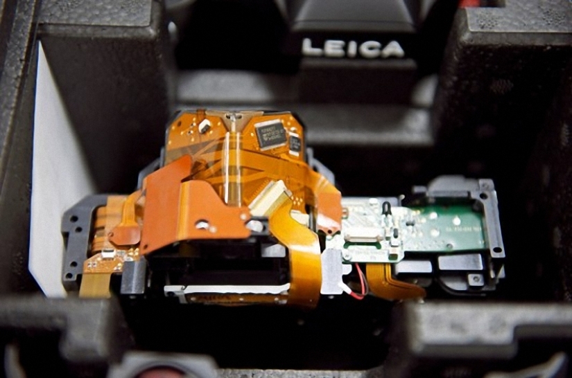 How famous Leica cameras are assembled How famous Leica cameras are assembled