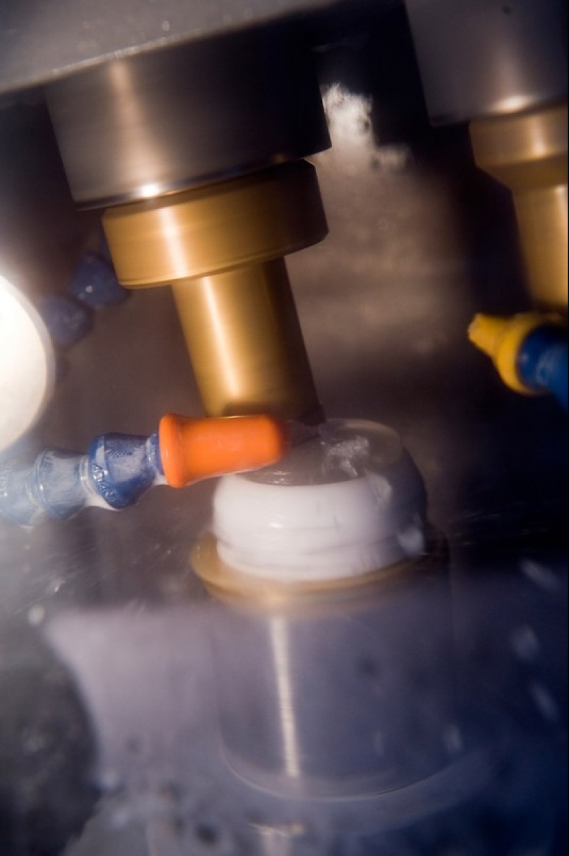 How famous Leica cameras are assembled How famous Leica cameras are assembled