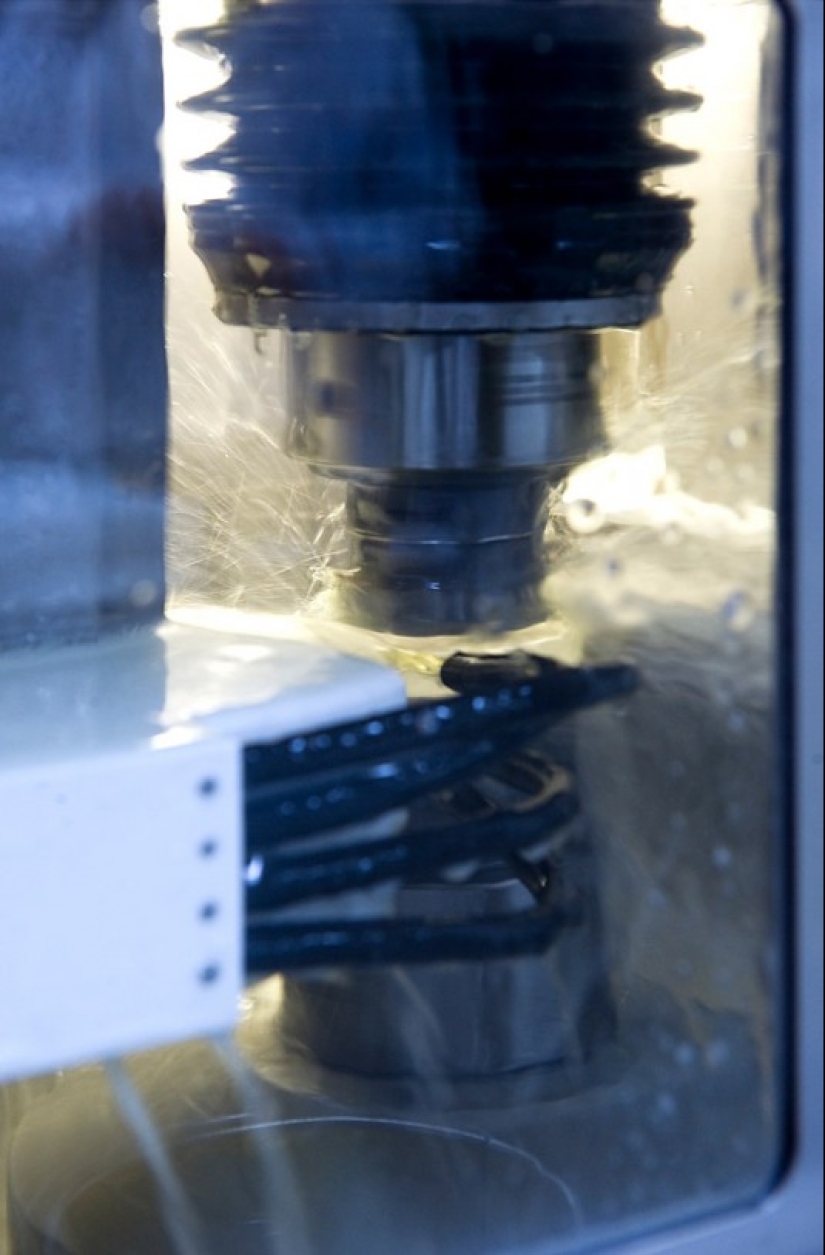 How famous Leica cameras are assembled How famous Leica cameras are assembled