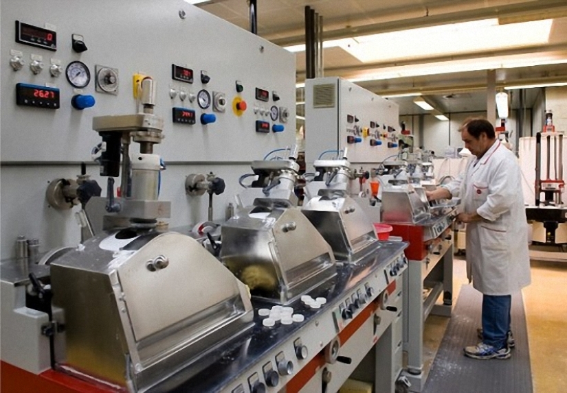 How famous Leica cameras are assembled How famous Leica cameras are assembled