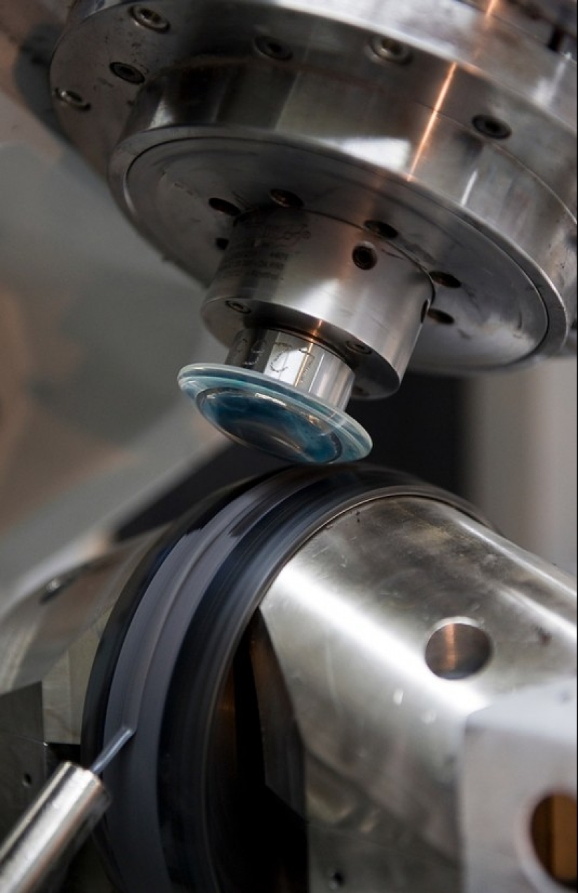 How famous Leica cameras are assembled How famous Leica cameras are assembled